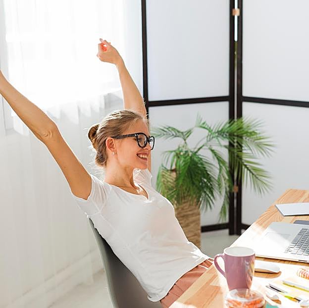 Realizar ciertos ejercicios fáciles durante la jornada laboral evita lesiones a largo plazo. 