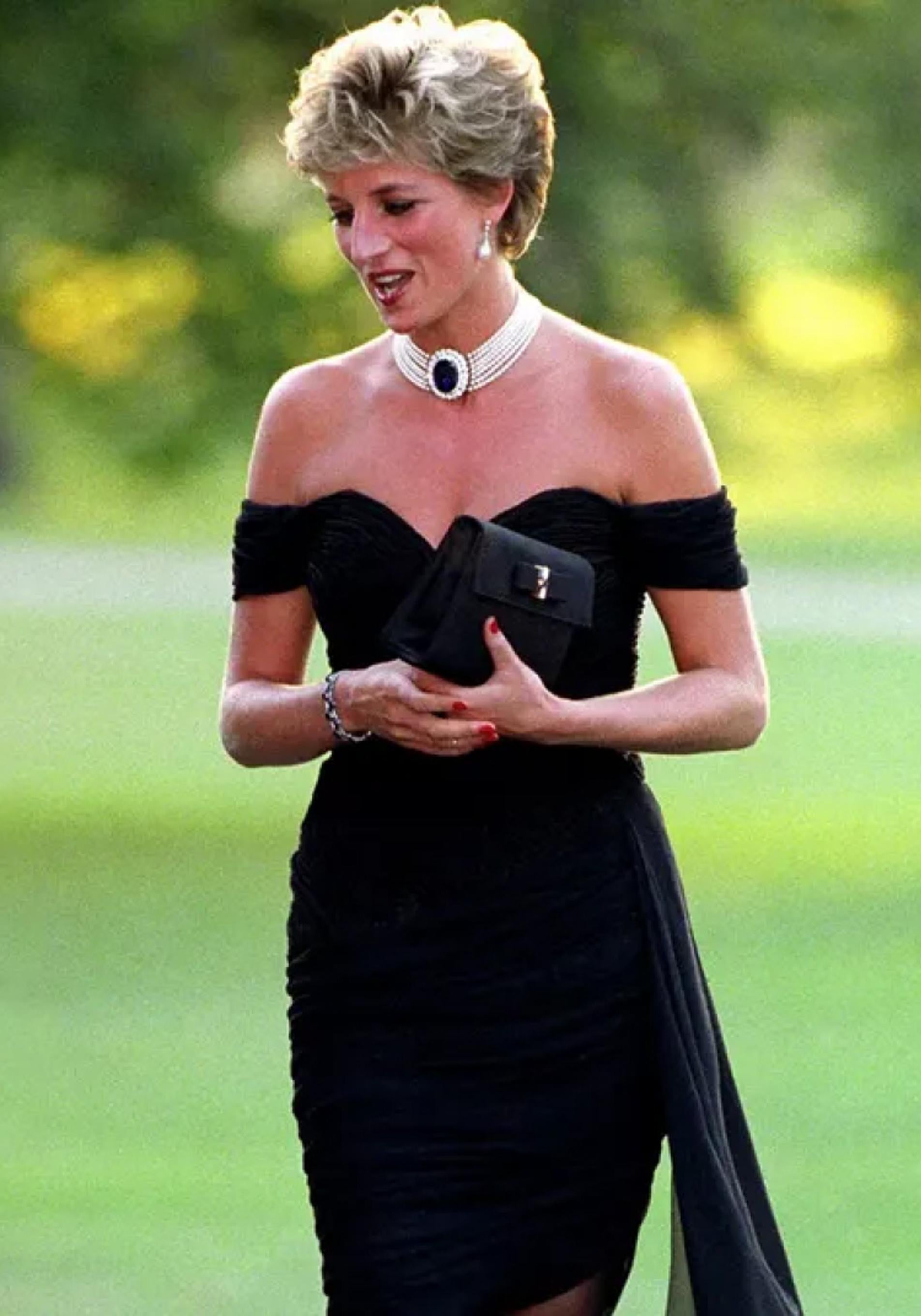 Diana de Gales con su imponente collar de perlas y su revenge dress.