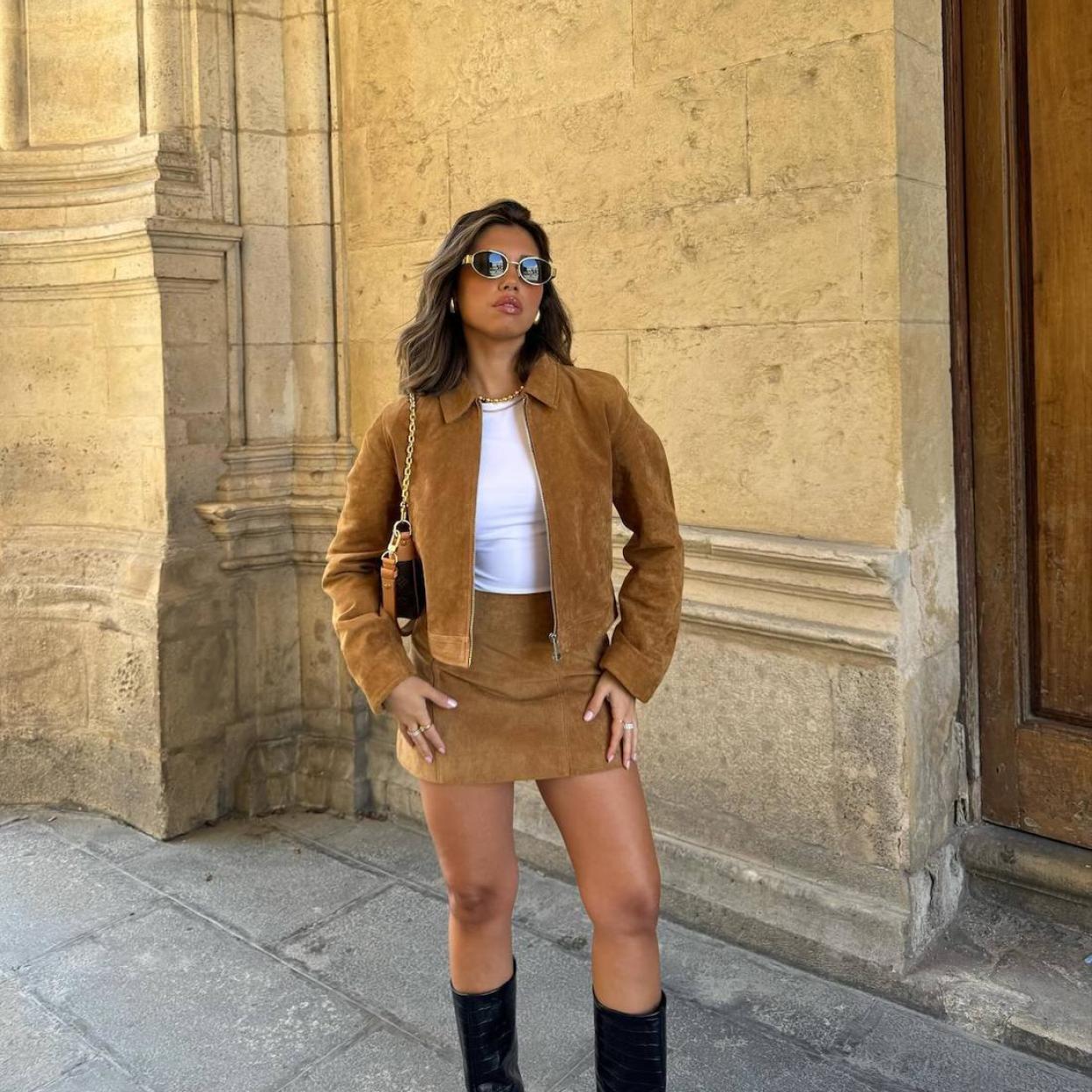 Influencer con look de básicos en tejido de ante