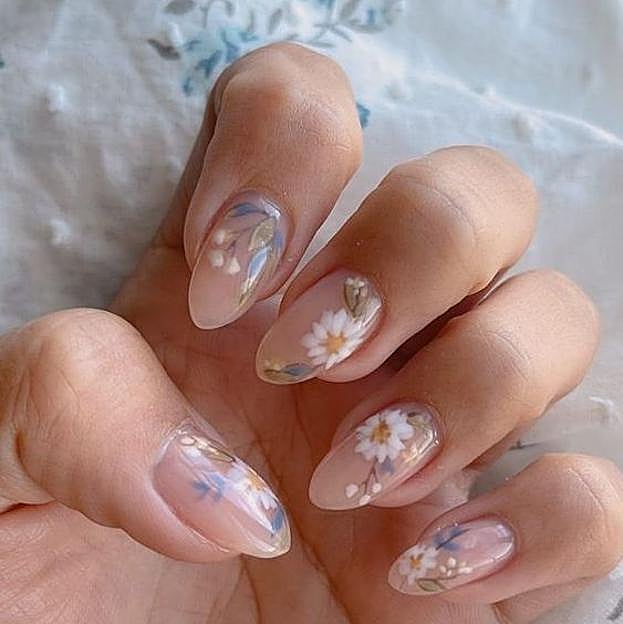 Uñas con flores románticas