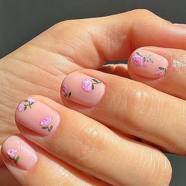 Uñas con flores sencillas para primavera estilo coquette