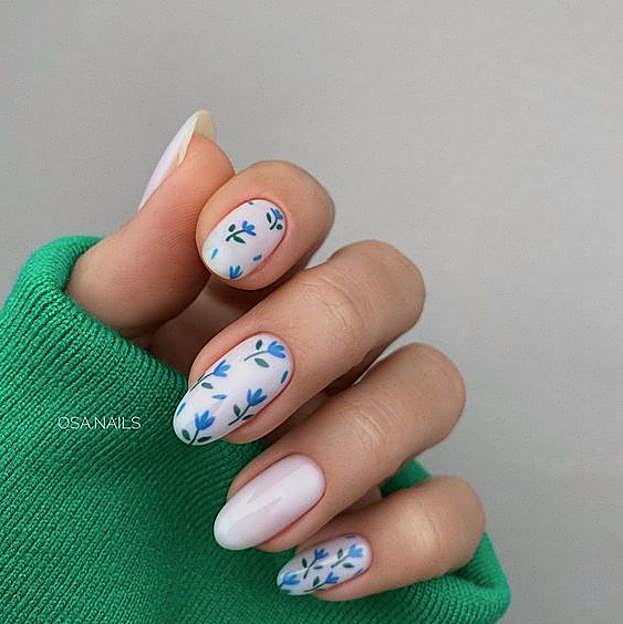 Uñas con flores sencillas para primavera tipo porcelana china