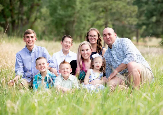 Rebecca Yarros junto a su familia. 