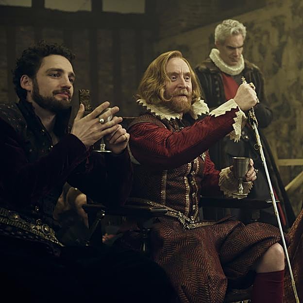 A la derecha, Tony Curran en el papel del rey Jacobo VI de Escocia y I de Inglaterra.