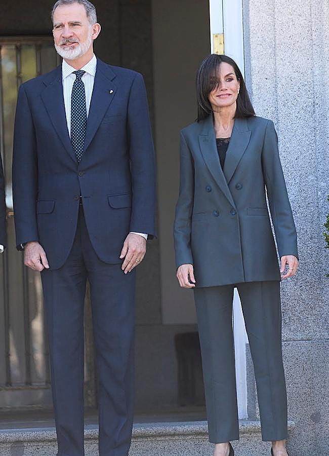 Imagen - Los reyes Felipe y Letizia, en las escaleras de la entrada al Palacio de la Zarzuela, donde recibían al Presidente de Paraguay y su esposa, el pasado febrero. (FOTO: LIMITED PICTURES)