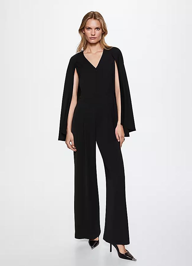 Imagen - Mono largo con capa en negro de Mango Outlet (32,99 euros).