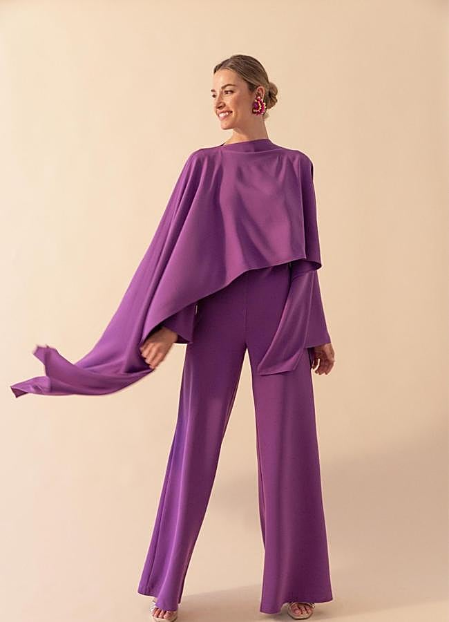 Imagen - Mono malva con capa del mismo color de Coosy (210 euros).