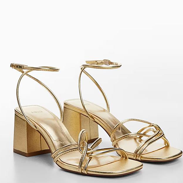 Sandalias de tacón cuadrado en dorado de Mango.