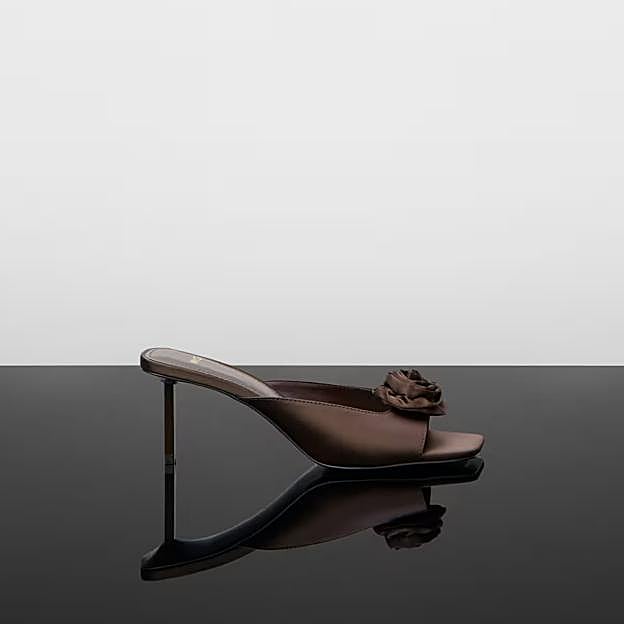 Sandalias de tacón con detalle flor de Mango (49,99 euros).