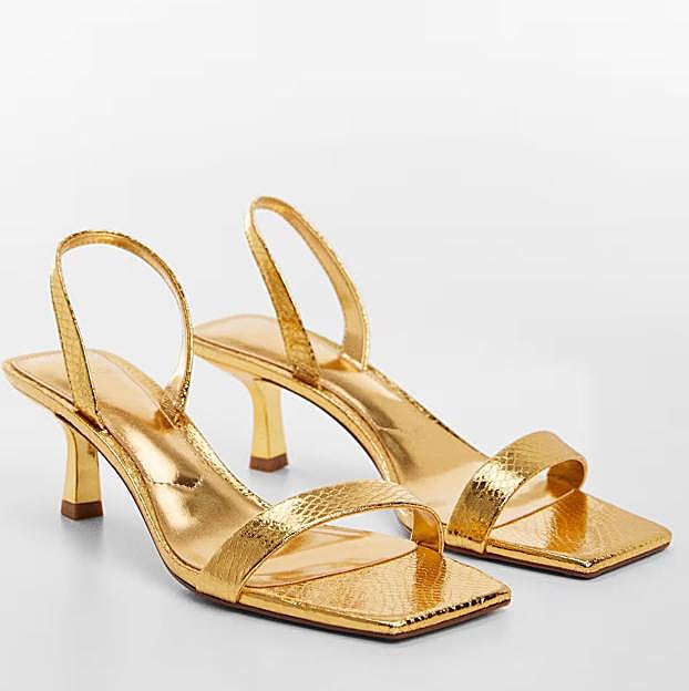 Sandalia de tacón en dorado de Mango.