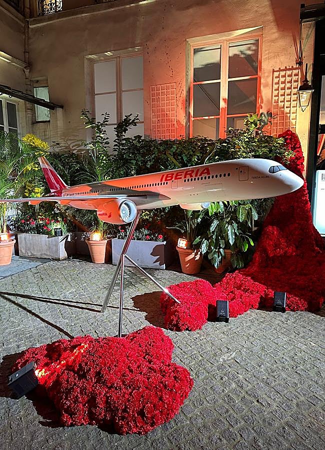 Imagen - El avión de Iberia de Teresa Helbig recibe a los invitados a su llegada al desfile de la diseñadora en París. Foto: Cortesía.