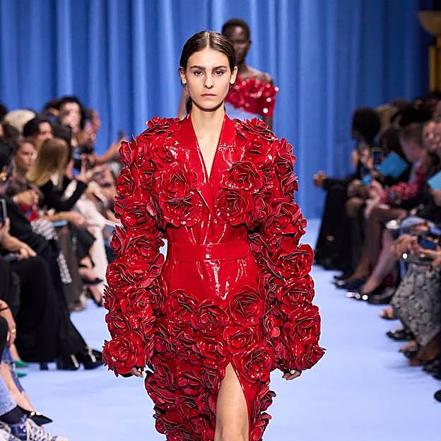 Imagen principal - Vestidos de Balmain, Richard Quinn y falda de Zimmermann, para esta primavera.