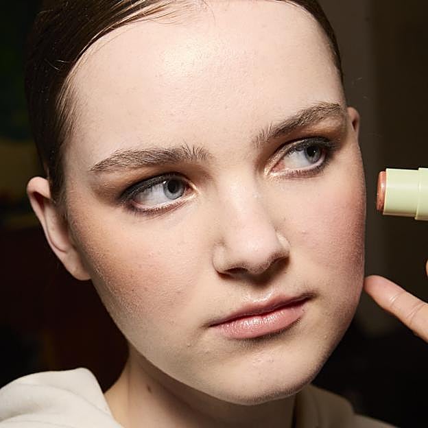 Estas son mis barras multiusos favoritas para retocar ojos, labios mejillas en cualquier parte