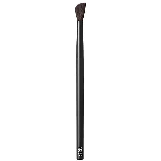 Brocha para el contorno de ojos Radiant Creamy Concealer de Nars.