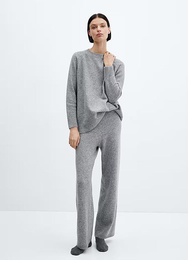 Imagen - Conjunto de punto gris de Mango: jersey 39,99 euros y pantalón 39,99 euros.