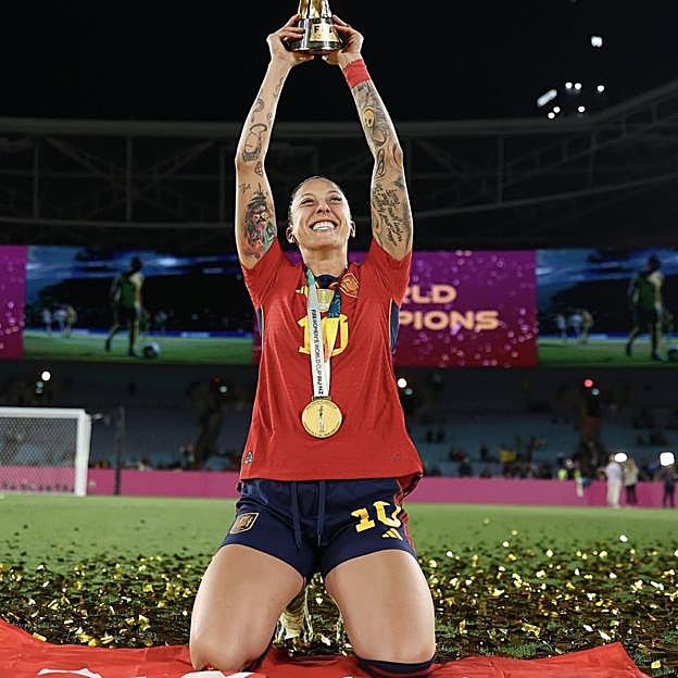 Jenni Hermoso, levantando la Copa del Mundial de Fútbol Femenino en Sídney 