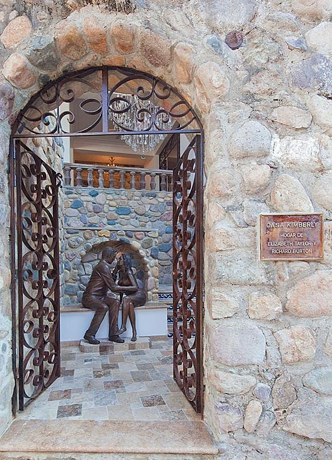 Imagen - Entrada de Casa Kimberly, hogar de Richard Burton y Elizabeth Taylor, con una placa y una escultura en honor a la pareja. Foto: Casa Kimberly.