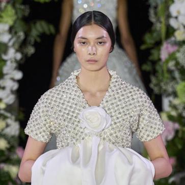 Imagen secundaria 1 - Vestidos de Balmain, Richard Quinn y falda de Zimmermann, para esta primavera.