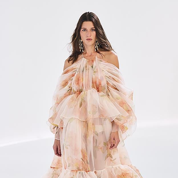 Imagen principal - Vestidos de flores vaporosos de Zimmermann y Givenchy.