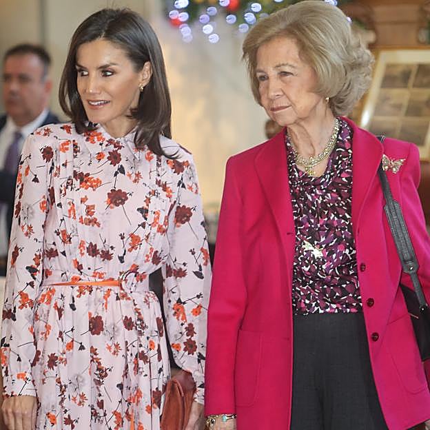 Doña Letizia junto a la reina Sofía en el Rastrillo Nuevo Futuro. 