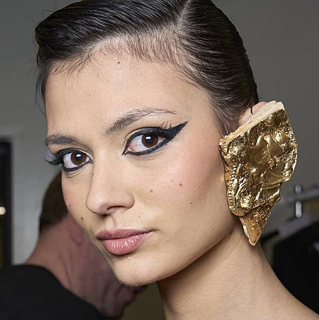 Modelo con maxi eyeliner negro dramático