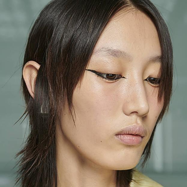 Modelo con maxi eyeliner estilo foxy eye