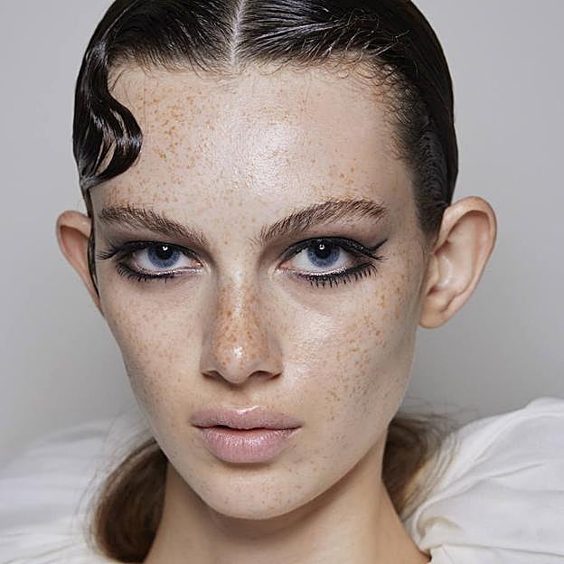 Modelo con maxi eyeliner de doble ala sesentero