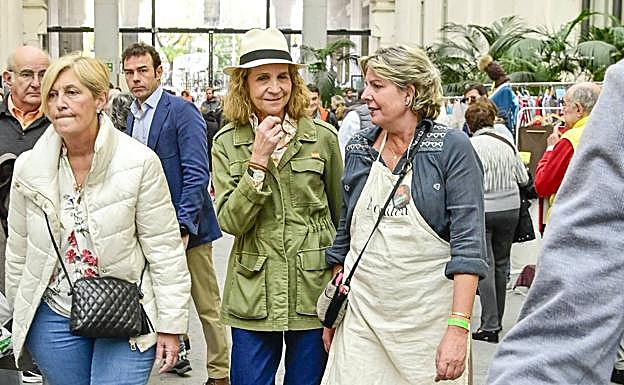 Simoneta Gómez-Acebo en el Mercadillo Nuevo Futuro con la infanta Elena. 
