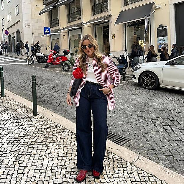 La camisa de rayas rojas es la nueva prenda viral que obsesiona a las influencers para llevar con vaqueros
