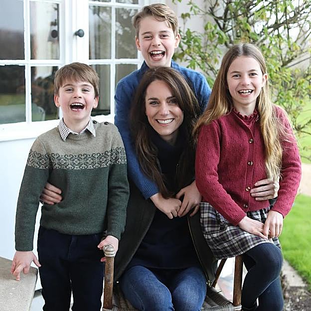 Kate Middleton junto a sus tres hijos en la publicación del Día de la Madre. 