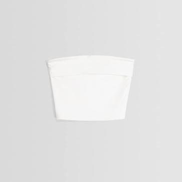 Imagen secundaria 1 - Falda midi vaquera de Zara (25,95€)/ Top bandeau de Bershka (7,99€)/ Pendientes de Nicoli (24,90€)