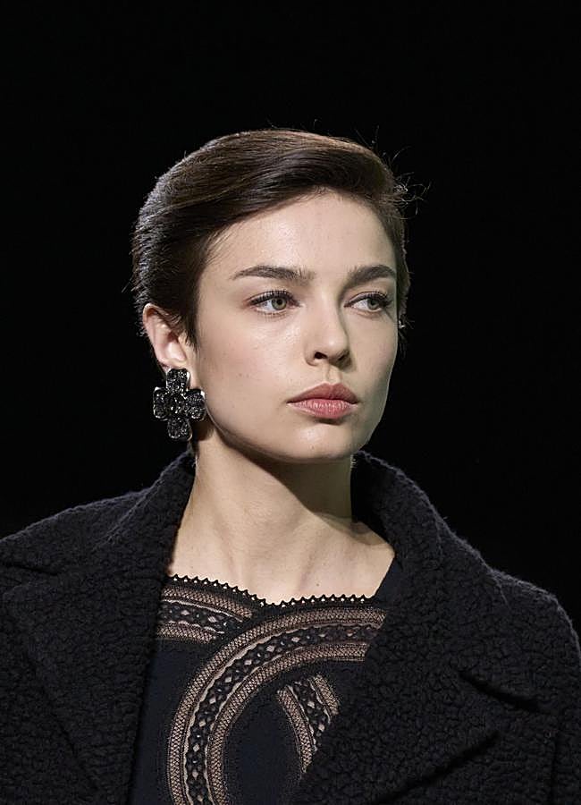 Imagen - Cejas tupidas y levantadas al final. Foto: Launchmetrics spotlight