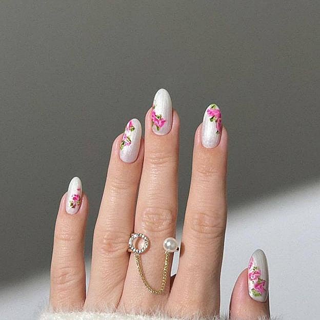 Uñas coquette perladas con floral print