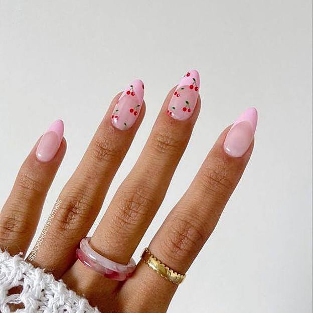 Manicura coquette con dibujos de cerezas