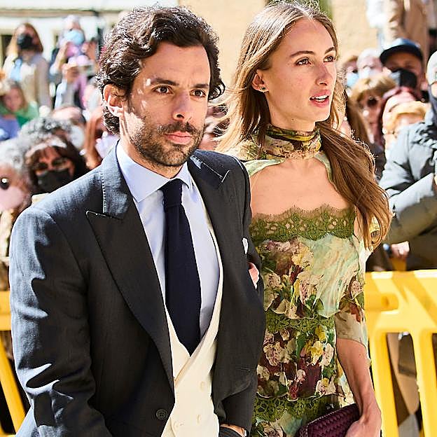 Alonso Aznar y Renata Collado, en la boda de Isabelle Junot y Álvaro Falcó, en abril de 2022 en Plasencia. 