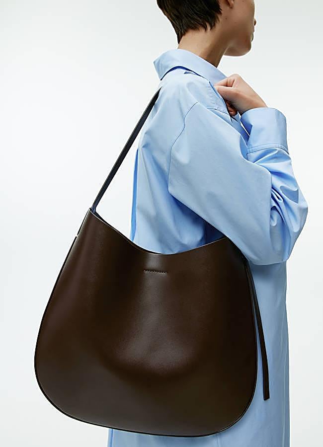 Imagen - Crescent Shoulder Bag de Arket, 199 euros.