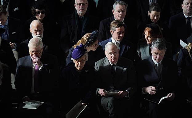 El príncipe Andrés, Michael de Kent, la princesa Beatriz y Sarah Ferguson durante el funeral de Thomas Kingston. 