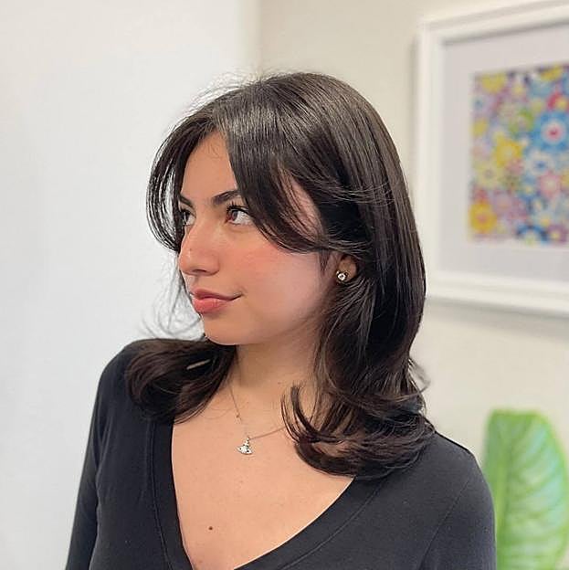 Influencer con kitty cut con flequillo cortina