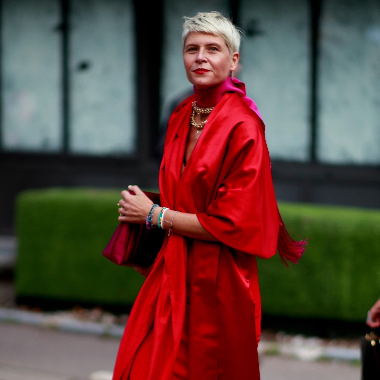Un look de street style con un vestido rojo.