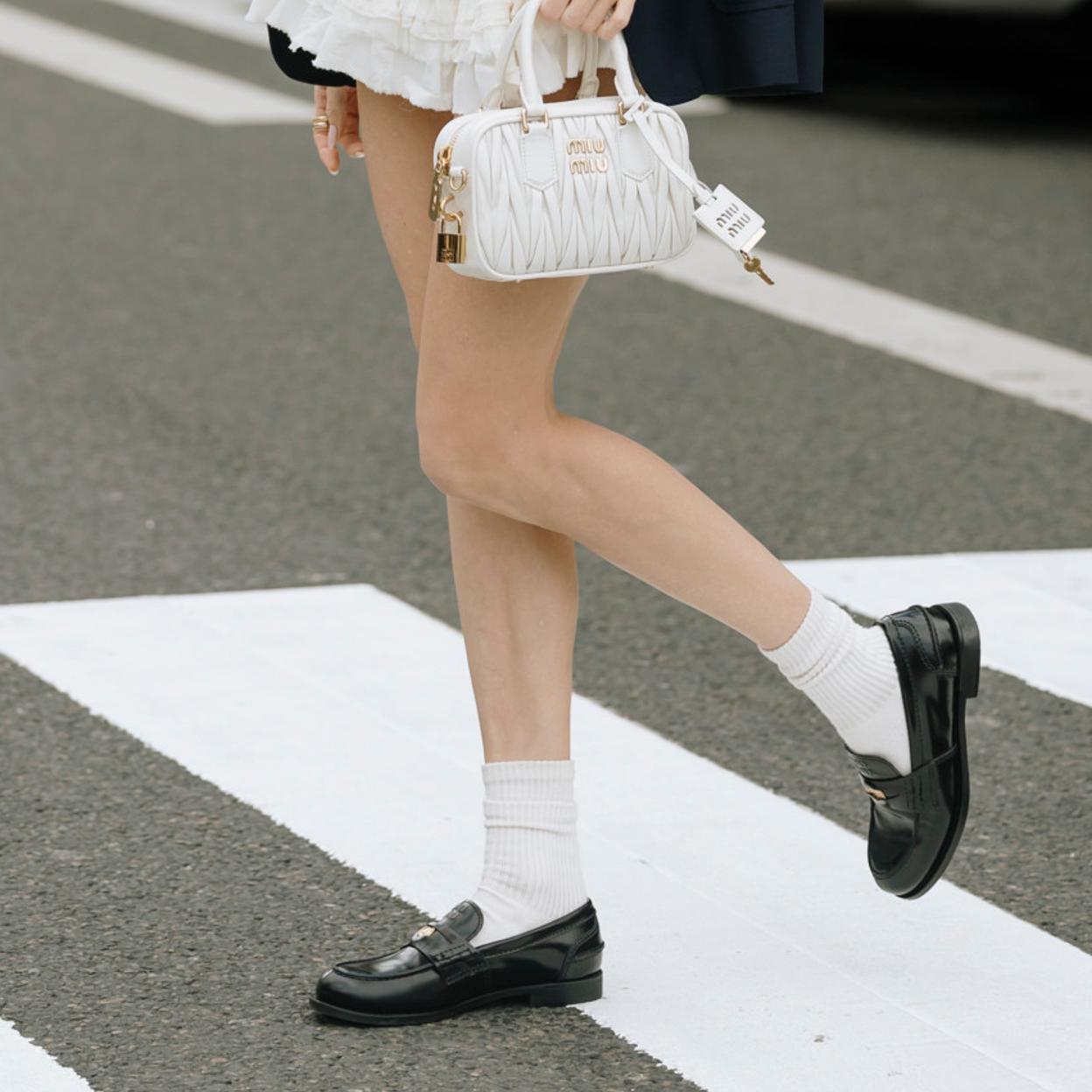 Mujer con mocasines clásicos