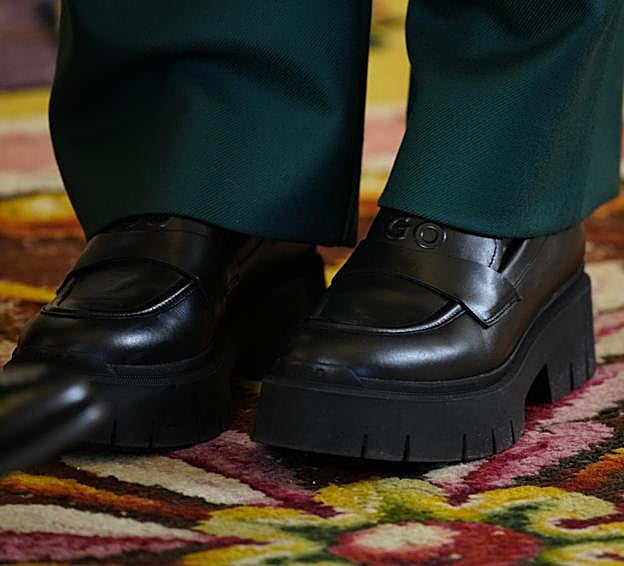 Los mocasines con plataforma de la reina Letizia.