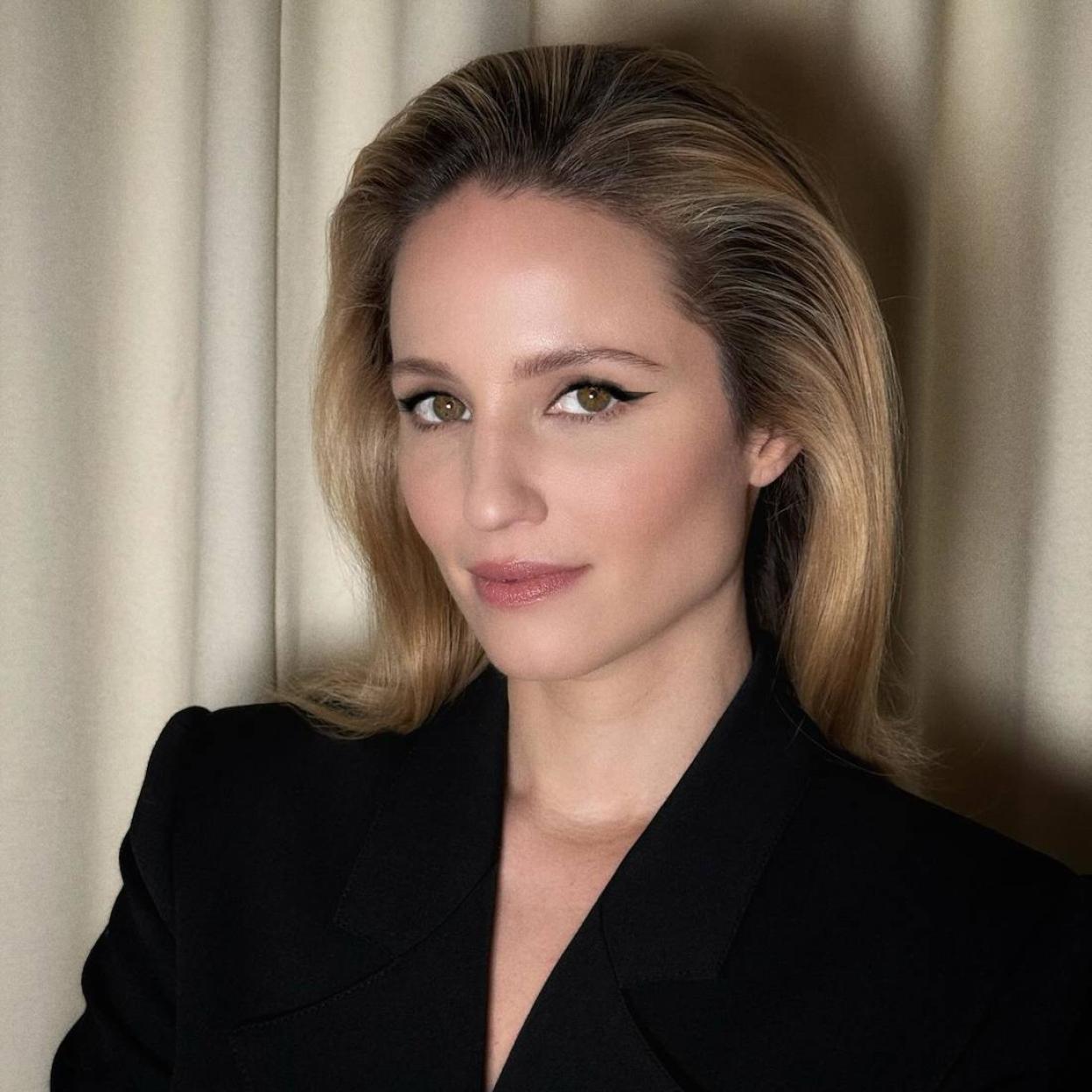 Diana Agron con piel suave y uniforme