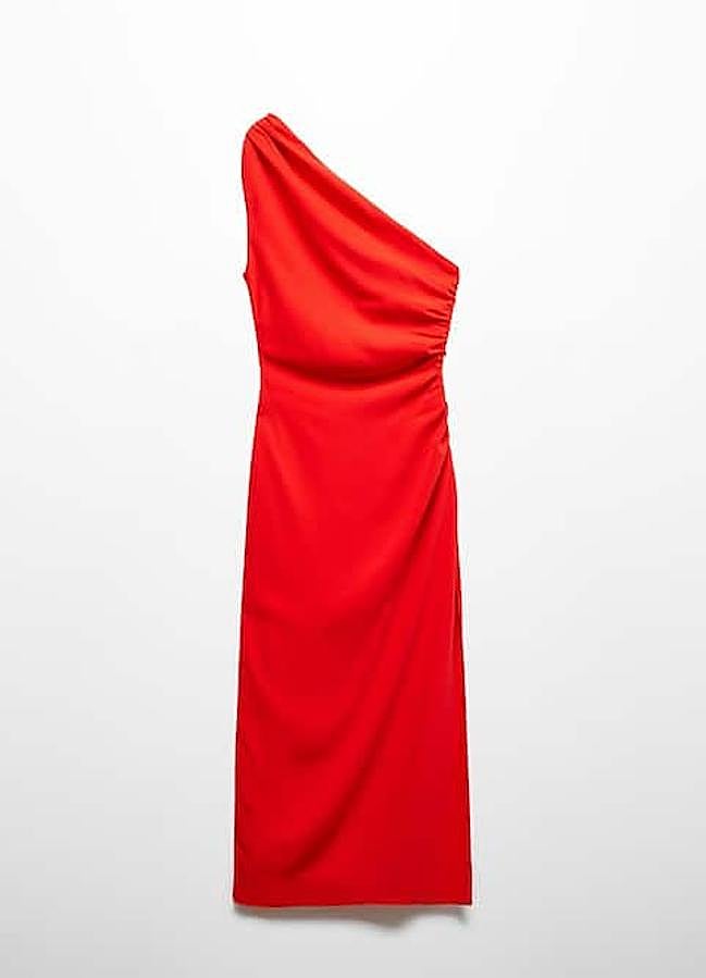 Imagen - El vestido rojo de Mango con escote asimétrico.