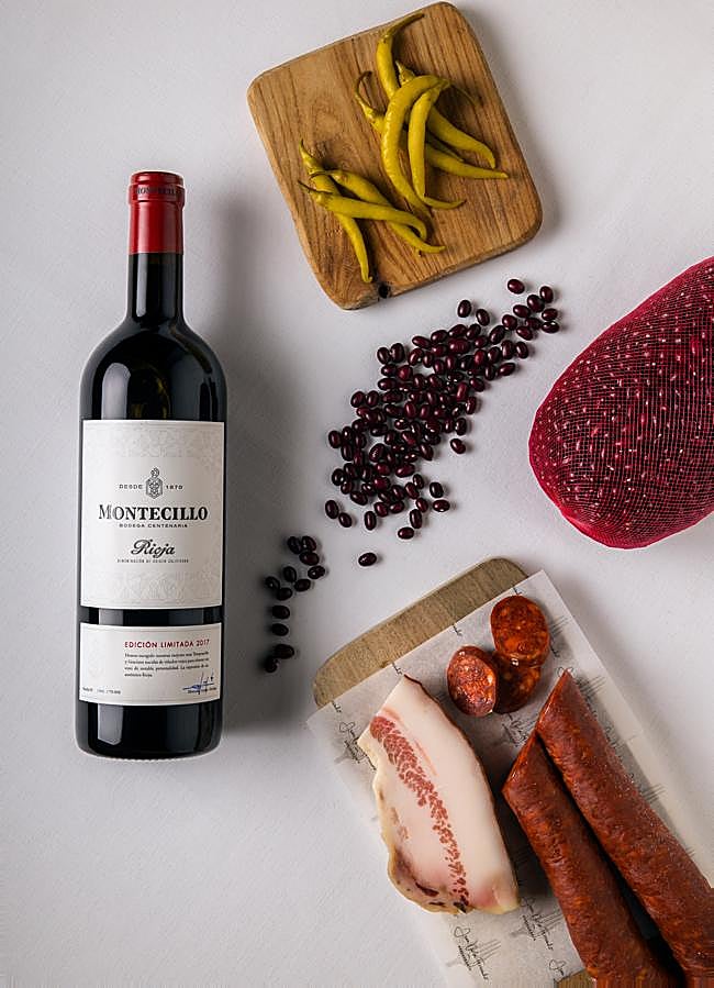 Imagen - El contenido de la caja gourmet de Montecillo y el chef Juan Carlos Ferrando. /DR