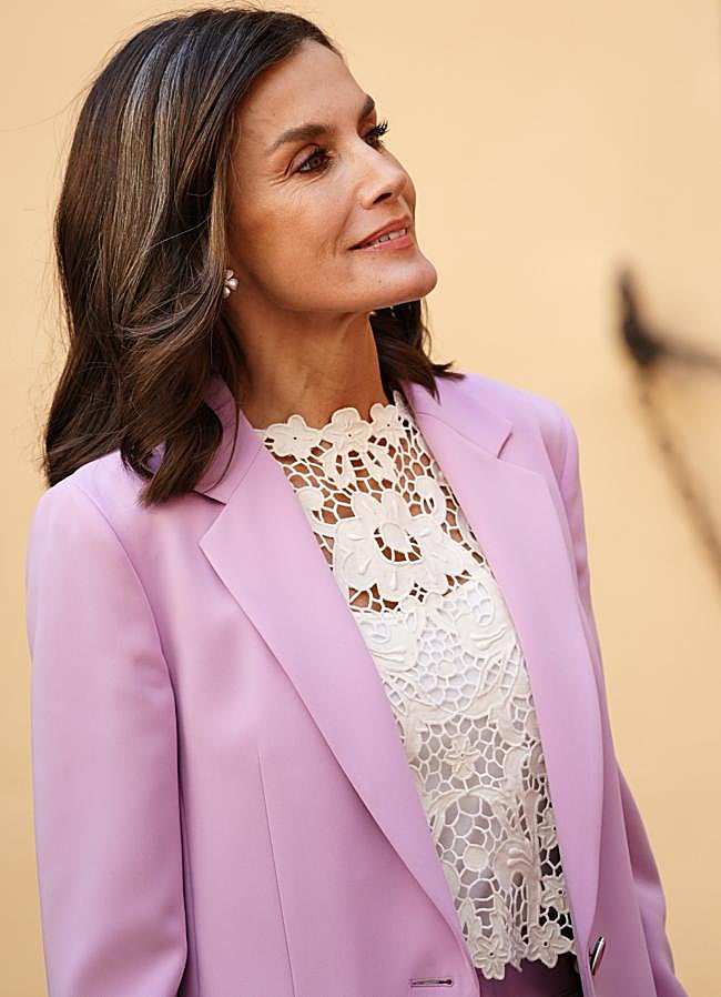 Imagen - La reina Letizia con una blusa de encaje. / LIMITED PICTURES