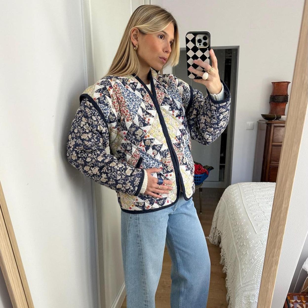 La influencer Rita Montezuma con una chaqueta acolchada estampada