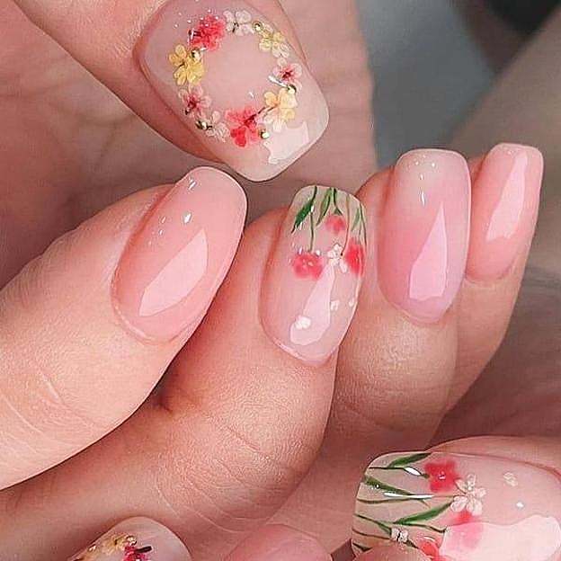 Manicura jelly floral para primavera