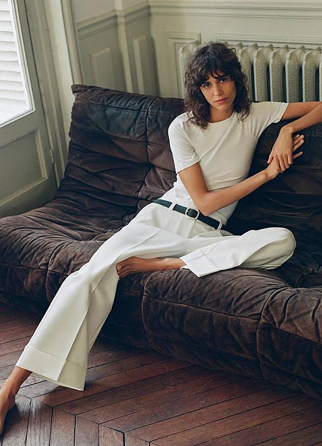 Imagen - Pantalones blancos con vuelta en el bajo y cinturón a contraste