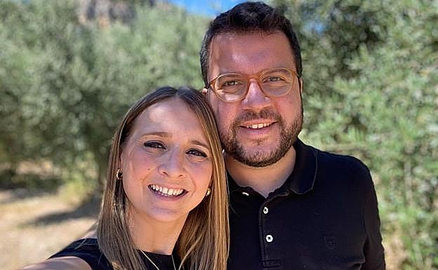 Pere Aragonès junto a su mujer en una imagen de sus redes sociales. 