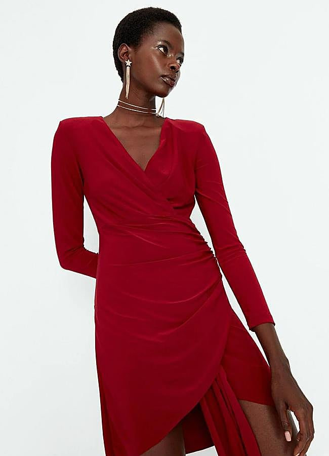 Imagen - Vestido rojo cruzado de Trendyol (a la venta en Zalando), 46,99 euros.